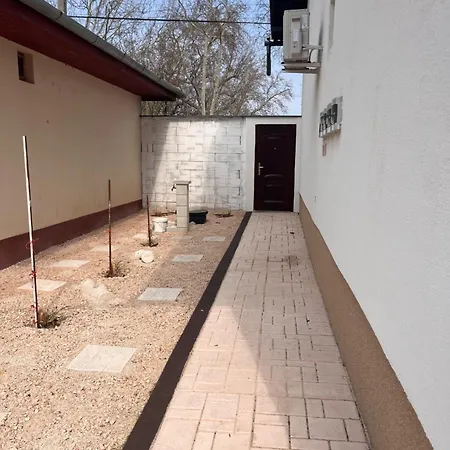 Ladislaus Garden Apartment Cegled