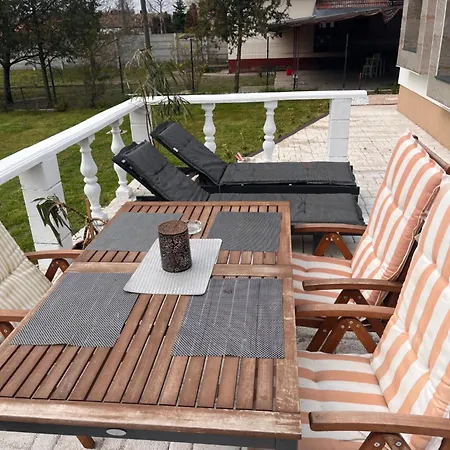 Ladislaus Garden Apartment Cegled
